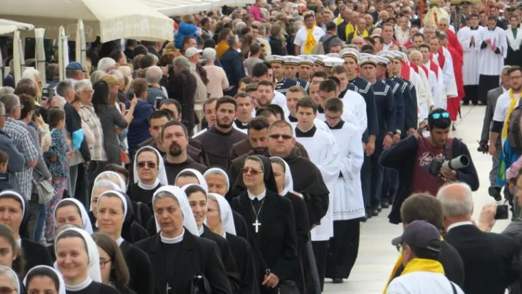 SPLIĆANI SLAVE FEŠTU SV. DUJE: Pogledajte kako je izgledala procesija, Kerum sve promatrao s prozora poput Pape