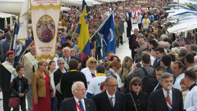 SPLIĆANI SLAVE FEŠTU SV. DUJE: Pogledajte kako je izgledala procesija, Kerum sve promatrao s prozora poput Pape