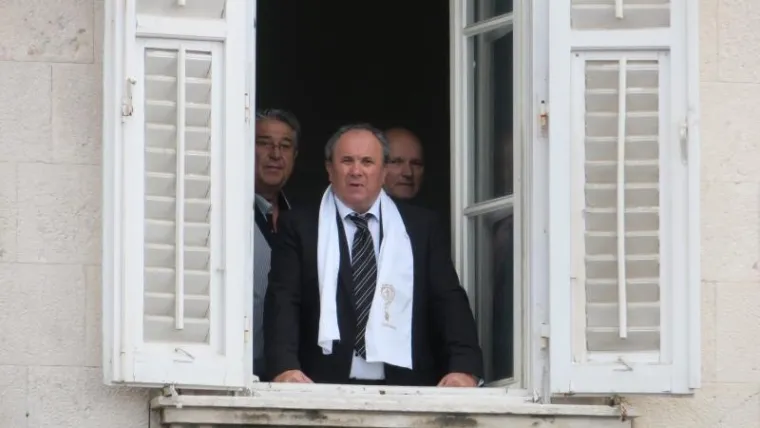 Željko Kerum je sve promatrao s prozora, a neki su komentirali da ih prizor podsjeća na Papu.