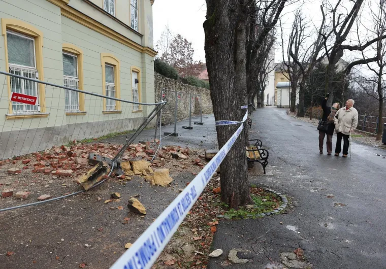Sa zgrada na Gornjem Gradu padali su dijelovi krovova i zidova. Foto: Marko Prpić/PIXSELL