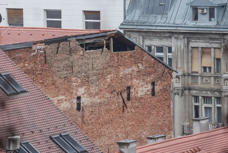 Sa Strossmayerovog šetališta pruža se pogled na grad, ali i na oštećene krovove i zidove mnogobrojnih zgrada. Foto: Marko Prpić/PIXSELL