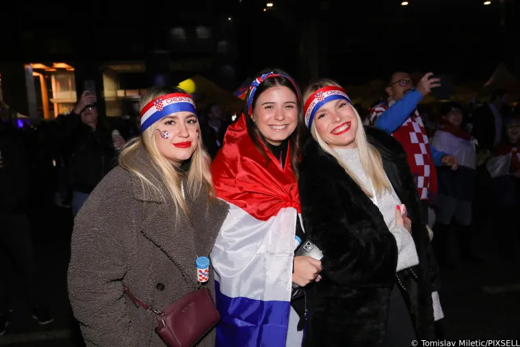 Sve je spremno za spektakl na Maksimiru: 'Ludnica' je krenula, a atraktivne djevojke su ukrale svu pažnju