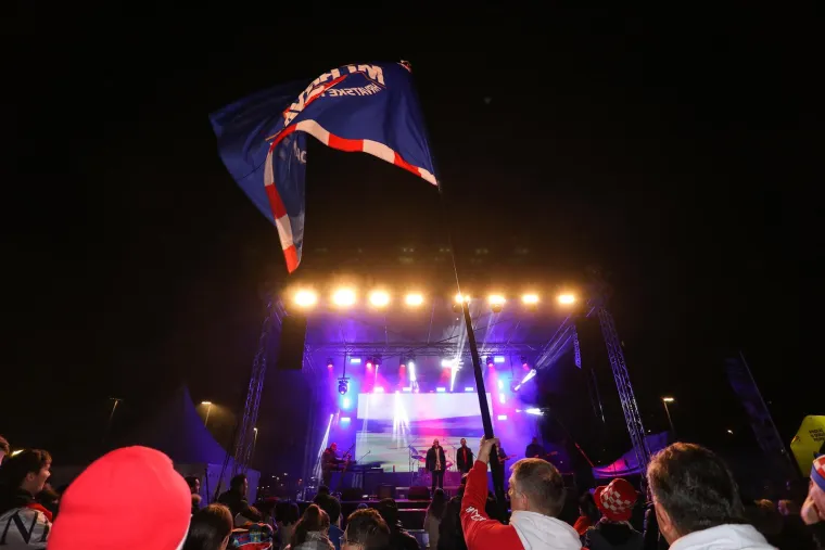 Sve je spremno za spektakl na Maksimiru: 'Ludnica' je krenula, a atraktivne djevojke su ukrale svu pažnju