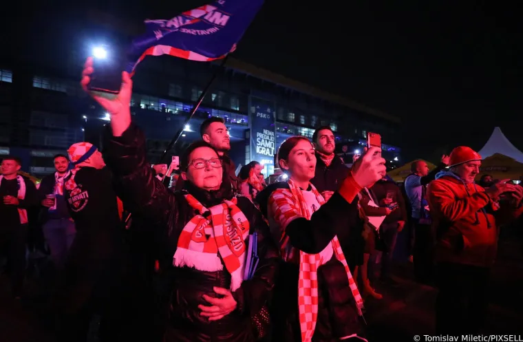 Sve je spremno za spektakl na Maksimiru: 'Ludnica' je krenula, a atraktivne djevojke su ukrale svu pažnju