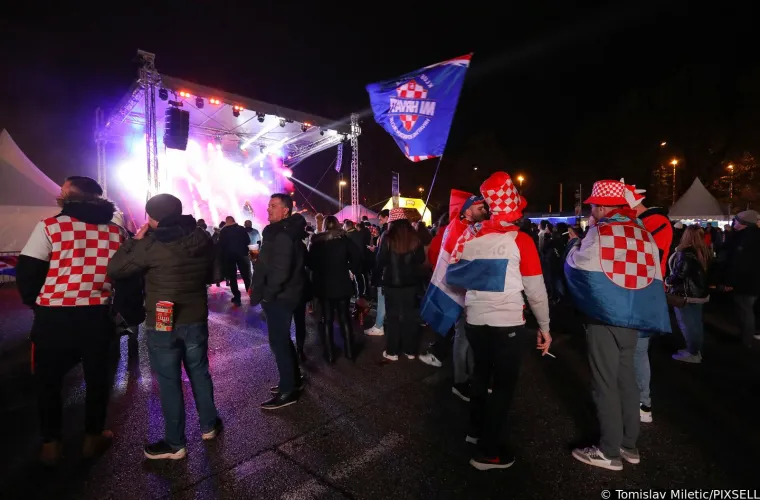 Sve je spremno za spektakl na Maksimiru: 'Ludnica' je krenula, a atraktivne djevojke su ukrale svu pažnju