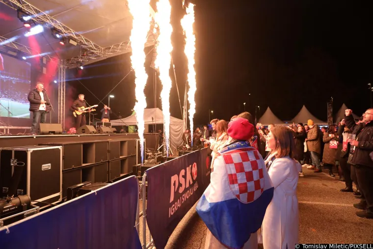 Sve je spremno za spektakl na Maksimiru: 'Ludnica' je krenula, a atraktivne djevojke su ukrale svu pažnju