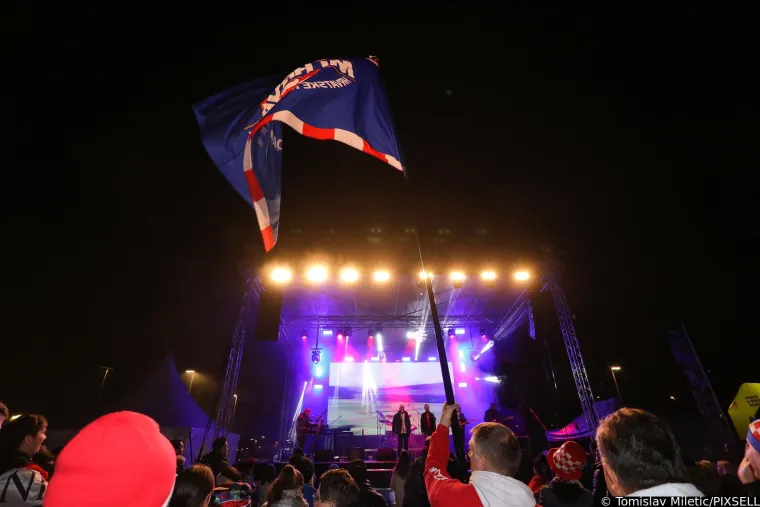 Sve je spremno za spektakl na Maksimiru: 'Ludnica' je krenula, a atraktivne djevojke su ukrale svu pažnju