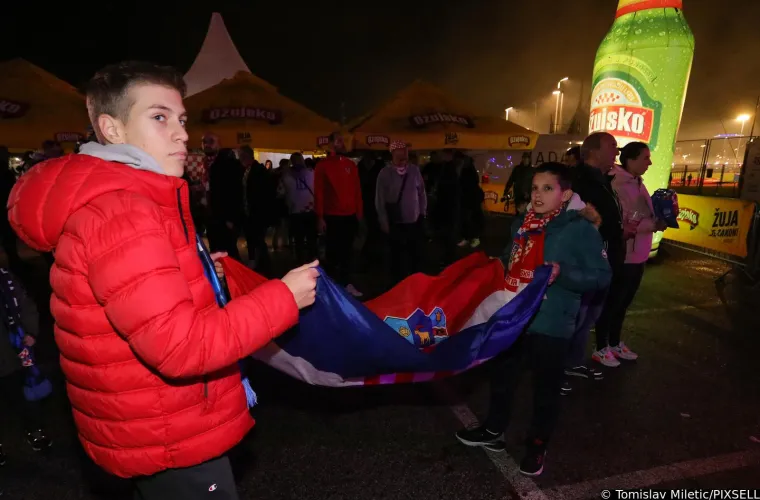 Sve je spremno za spektakl na Maksimiru: 'Ludnica' je krenula, a atraktivne djevojke su ukrale svu pažnju