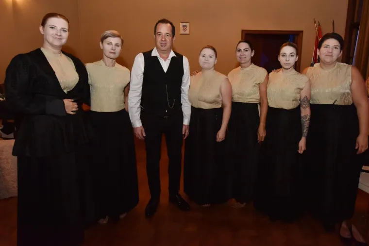 U Šibeniku su se održale 22. Večeri dalmatinske šansone. Dok je prva večer bila rezervirana za talijanske kancone, druge večeri zapjevali su izvođači zabavne glazbe.