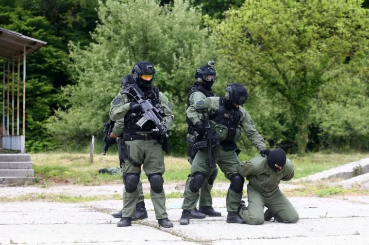 SPECIJALCI U AKCIJI: Pogledajte kako je izgledala spektakularna vježba i kako su završili 'teroristi'
