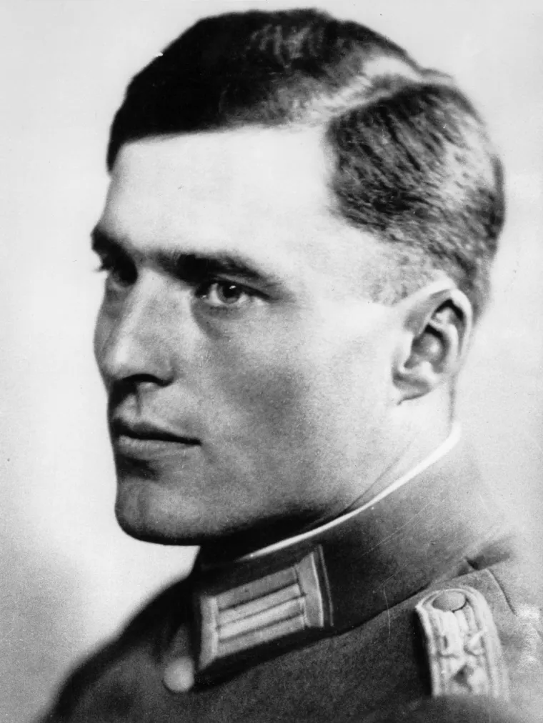 Malo nakon šest ujutro, toga 20. srpnja 1944. godine, grof Claus von Stauffenberg. 37-godišnji pukovnik Wehrmachta poletio je iz Berlina, na sastanak u „Vučjoj jazbini“, kako je Hitler nazivao svoj stožer u Istočnoj Pruskoj.  Sletio je malo poslije 10 sati, noseći aktovku koja bi mogla promijeniti tijek rata. 
