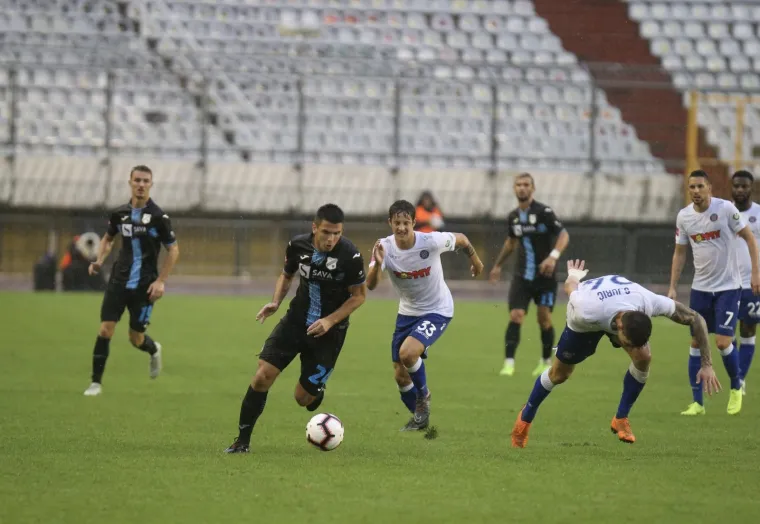 POGLEDAJTE PRIZORE S KIŠNOG POLJUDA: Depresivan derbi igra se u turobnoj atmosferi praznog stadiona