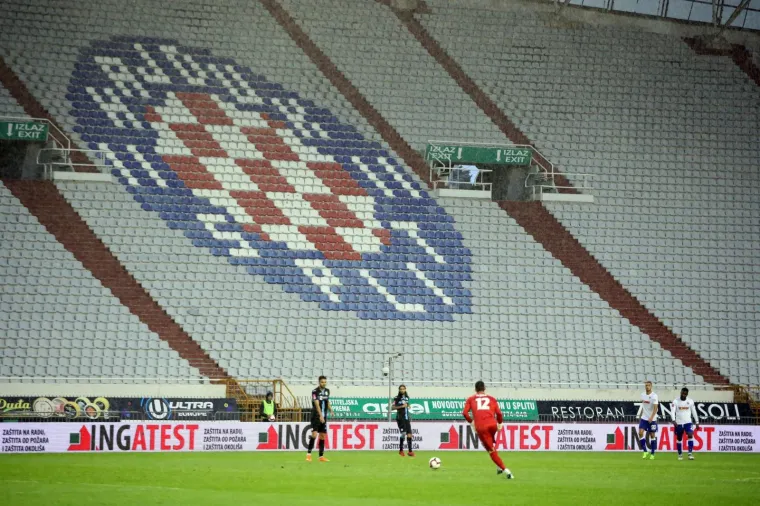 POGLEDAJTE PRIZORE S KIŠNOG POLJUDA: Depresivan derbi igra se u turobnoj atmosferi praznog stadiona