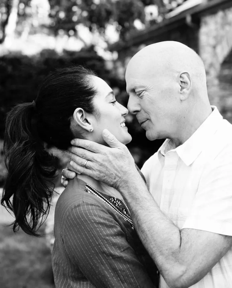 Bruce Willis se 2019. našao u središtu skandala zbog zlouporabe alkohola. Uhvaćen je nakon zatvorene zabave magazina GQ u Londonu. Willis je jedva stajao na nogama, dok ga je njegov prijatelj Stephen Iads držao za ruku u taksiju.Paparazzi su snimili kako zaštitari pomažu Bruceu Willisu niz stepenice. Slike glumca u alkoholiziranom stanju objavilo je izdanje Daily Expressa. Glumac je bio toliko pijan da se odlučio malo zezati - kada je sjeo u taksi, pokazao je srednji prst novinarima.