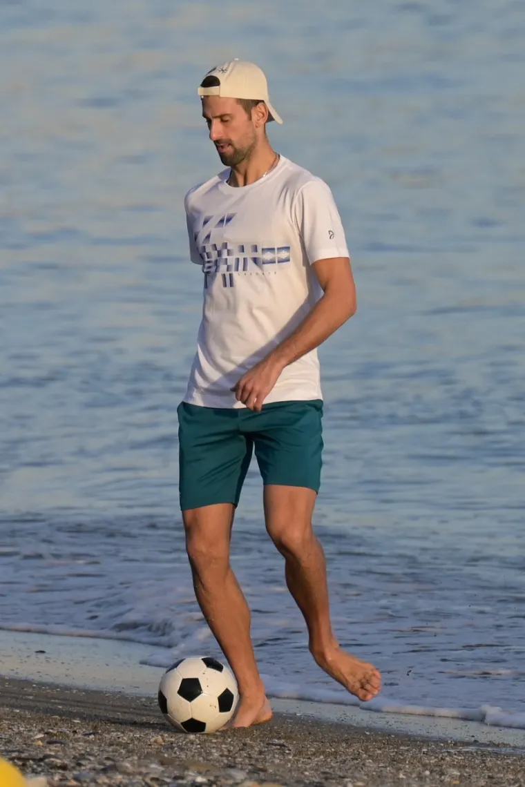 Dok je supruga na plaži u zimskoj jakni, Đoković uživa bez majice