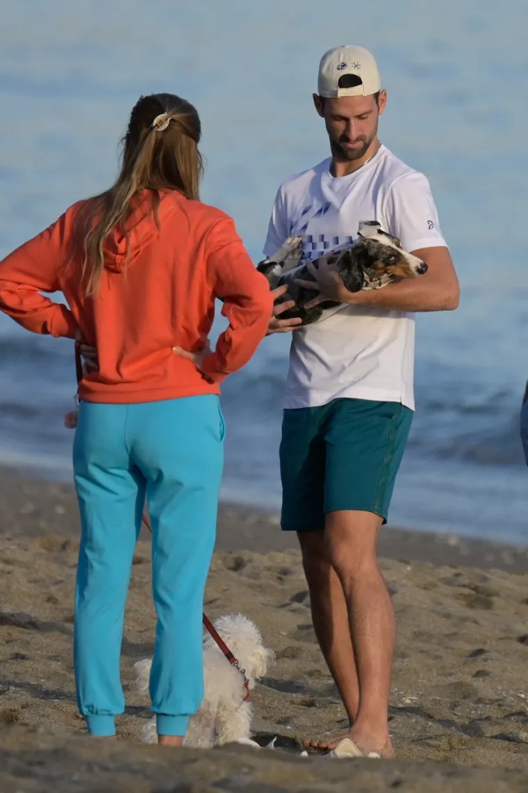 Dok je supruga na plaži u zimskoj jakni, Đoković uživa bez majice