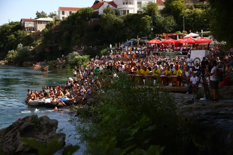 Oni to skaču, ma šta skaču, oni lete! Ovako se danas skakalo sa Starog mosta u Mostaru!