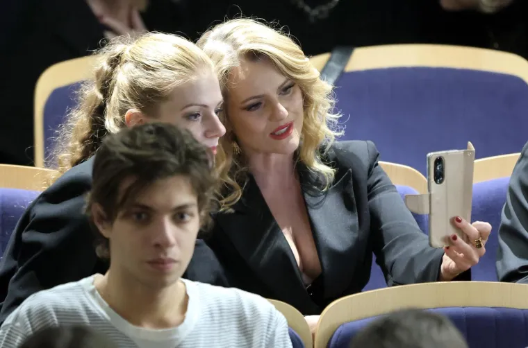 Danijela Pintarić plijenila pozornost elegancijom, osmijehom i raskošnim dekolteom