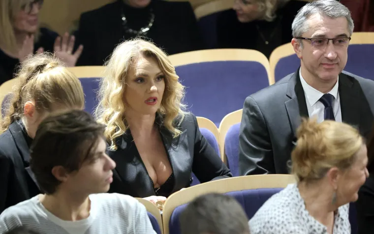 Danijela Pintarić plijenila pozornost elegancijom, osmijehom i raskošnim dekolteom