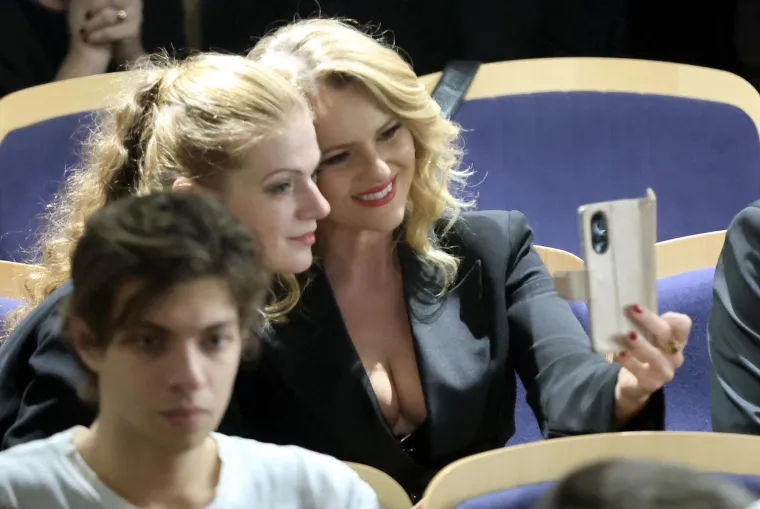Danijela Pintarić plijenila pozornost elegancijom, osmijehom i raskošnim dekolteom