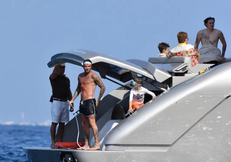 DAVID I VICTORIA BECKHAM KAKVE JOŠ NISTE VIDJELI: Polugoli razmjenjivali nježnost na brodu Eltona Johna