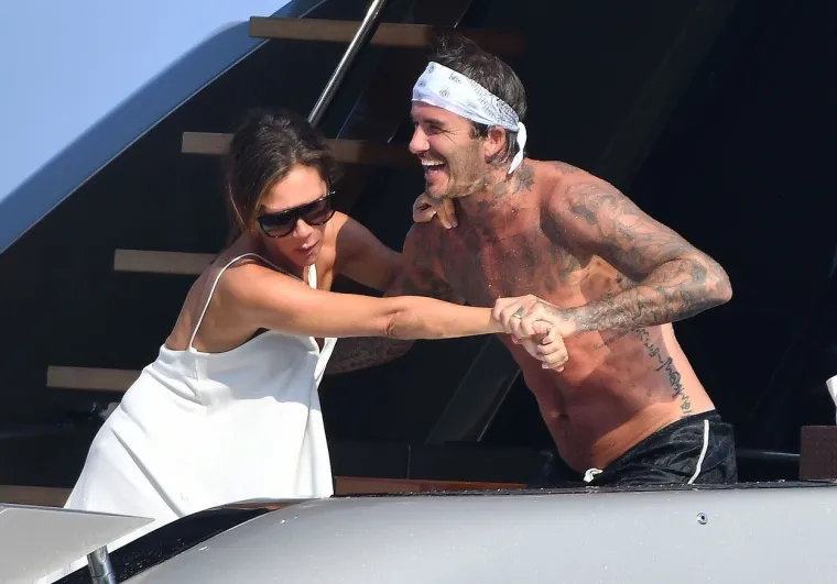 DAVID I VICTORIA BECKHAM KAKVE JOŠ NISTE VIDJELI: Polugoli razmjenjivali nježnost na brodu Eltona Johna