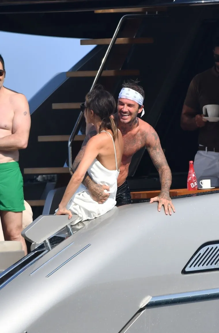 DAVID I VICTORIA BECKHAM KAKVE JOŠ NISTE VIDJELI: Polugoli razmjenjivali nježnost na brodu Eltona Johna