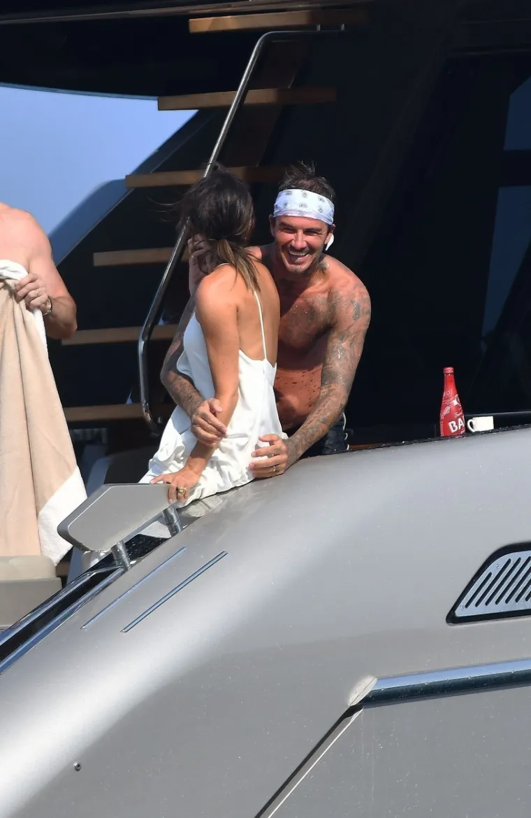 DAVID I VICTORIA BECKHAM KAKVE JOŠ NISTE VIDJELI: Polugoli razmjenjivali nježnost na brodu Eltona Johna