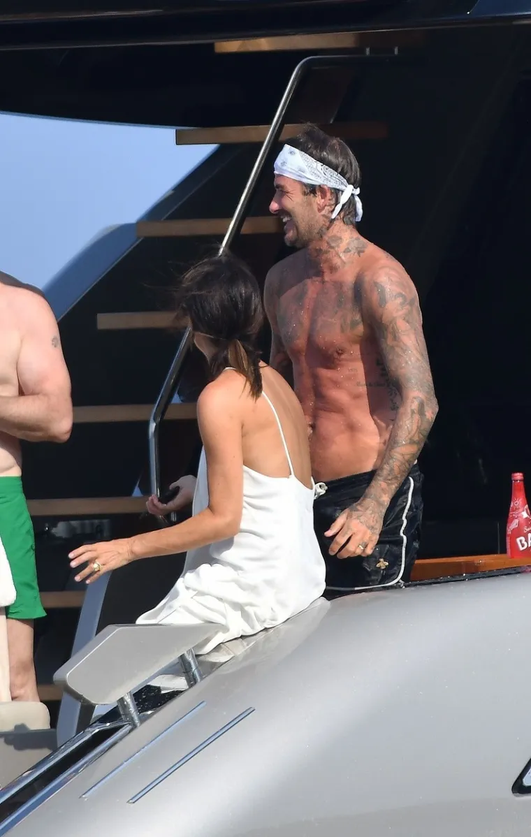 DAVID I VICTORIA BECKHAM KAKVE JOŠ NISTE VIDJELI: Polugoli razmjenjivali nježnost na brodu Eltona Johna