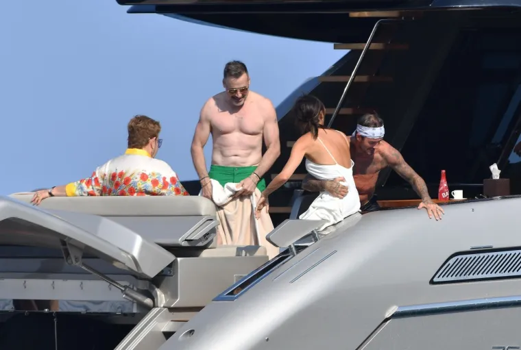 DAVID I VICTORIA BECKHAM KAKVE JOŠ NISTE VIDJELI: Polugoli razmjenjivali nježnost na brodu Eltona Johna