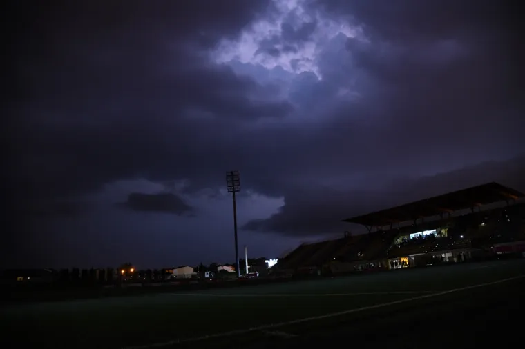 24.08.2019., Zapresic - SRC Zapresic, 6. kolo Hrvatski telekom Prve HNL: Inter Zapresic - Lokomotiva.Dolazak olujnog nevremena rezultirao nestankom struje  
Photo: Josip Regovic/PIXSELL