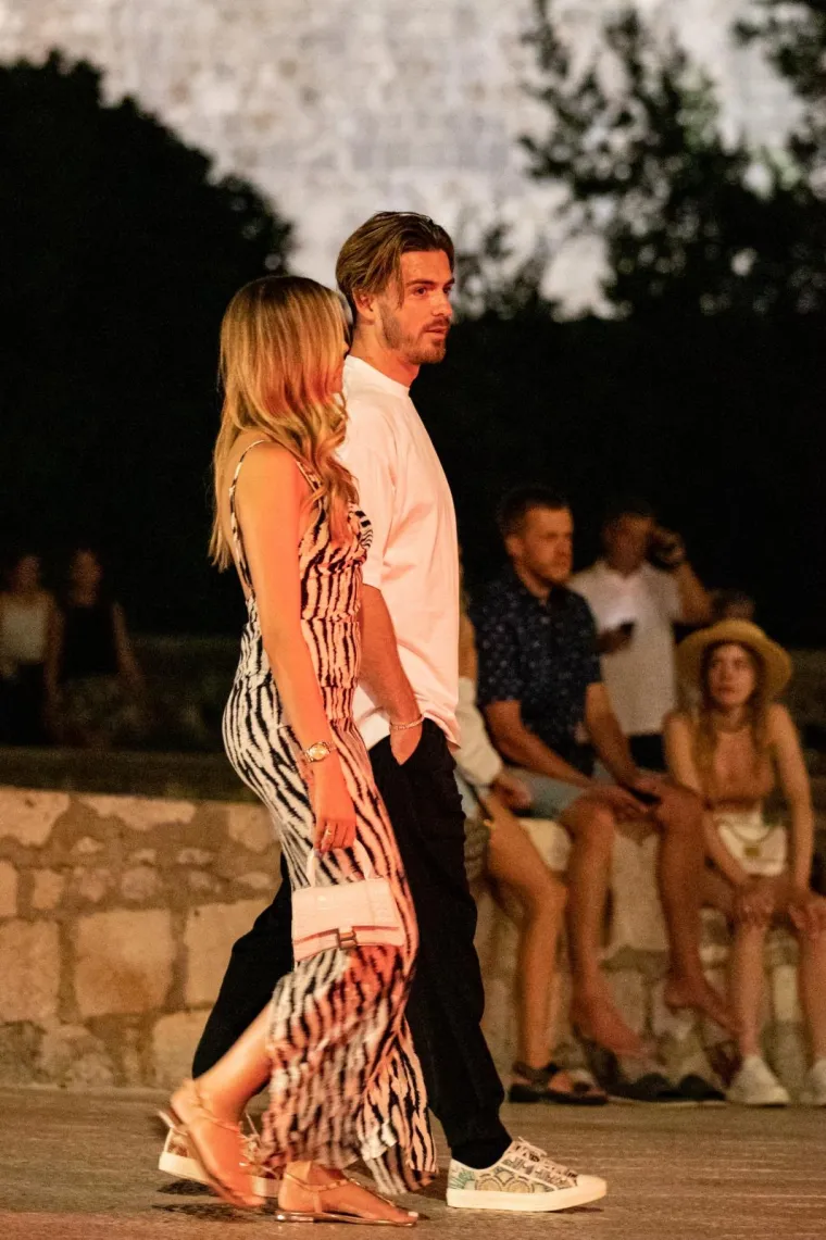 Jedna od najvećih zvijezda Premier lige u društvu lijepe djevojke snimljena na jugu zemlje