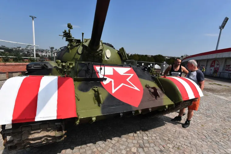 27.08.2019., Beograd, Srbija - Stari JNA tenk T-55 postavljen jucer ispred stadiona Rajko Mitic danas je obojan u crveno-bijele boje Crvene zvezde. Tenk T-55 iz vremena rata s pocetka devedesetih, nije u funkciji i iz njega je sve izvadjeno i zavareno. Photo: Srdjan Ilic/PIXSELL