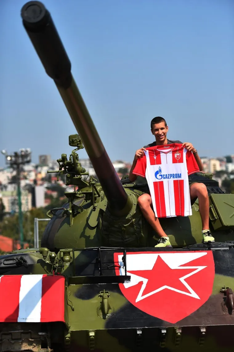 27.08.2019., Beograd, Srbija - Stari JNA tenk T-55 postavljen jucer ispred stadiona Rajko Mitic danas je obojan u crveno-bijele boje Crvene zvezde. Tenk T-55 iz vremena rata s pocetka devedesetih, nije u funkciji i iz njega je sve izvadjeno i zavareno. Photo: Srdjan Ilic/PIXSELL