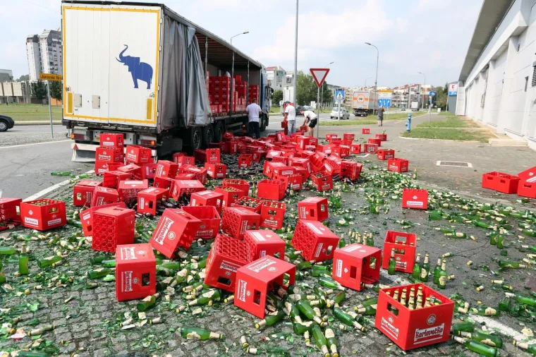Danas oko 13 sati na kružnom toku kod Trgovačkog centra Kaufland u Karlovcu iz kamiona je ispalo sedamdesetak gajbi s bocama radler piva.