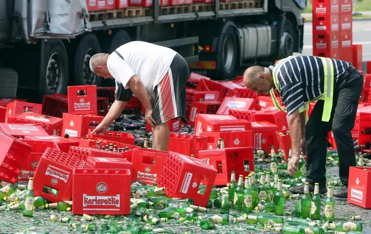 Na kružnom toku iz kamiona ispalo sedamdesetak gajbi radlera