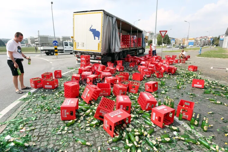 Na kružnom toku iz kamiona ispalo sedamdesetak gajbi radlera