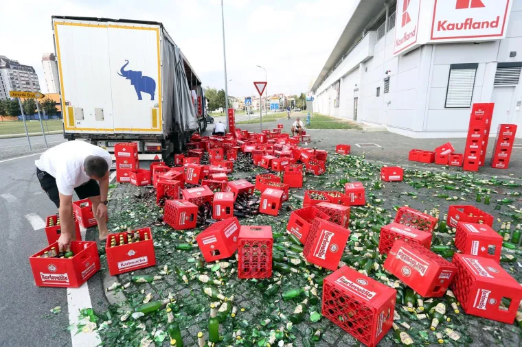Na kružnom toku iz kamiona ispalo sedamdesetak gajbi radlera
