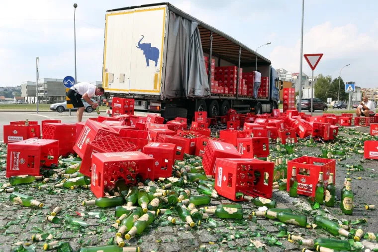 Na kružnom toku iz kamiona ispalo sedamdesetak gajbi radlera