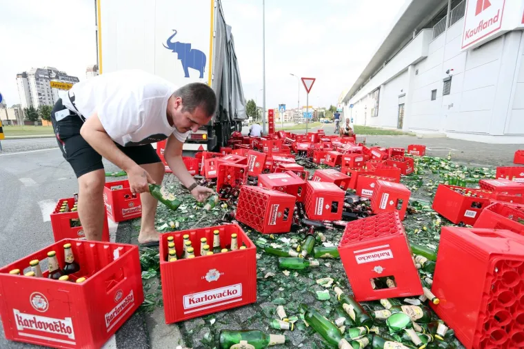 Danas oko 13 sati na kružnom toku kod Trgovačkog centra Kaufland u Karlovcu iz kamiona je ispalo sedamdesetak gajbi s bocama radler piva.