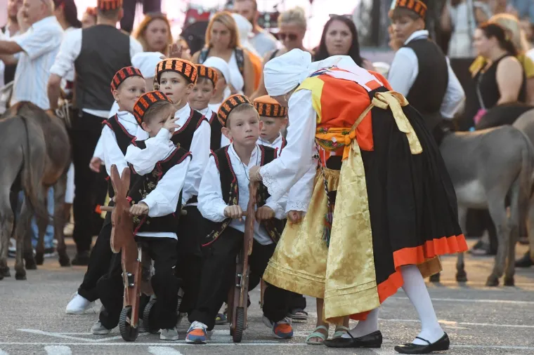 Održana tradicionalna utrka magaraca u Tribunju. Pobijedio Vodičanin Roko, uz bok mu stigla i dva Jakova