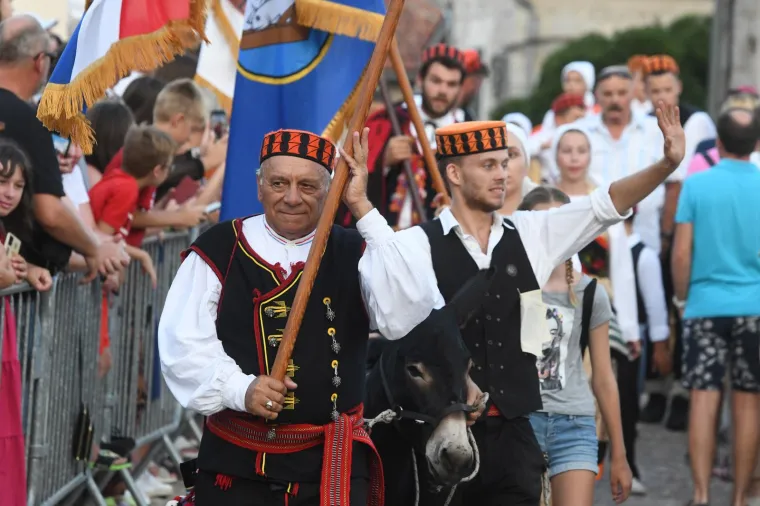Održana tradicionalna utrka magaraca u Tribunju. Pobijedio Vodičanin Roko, uz bok mu stigla i dva Jakova