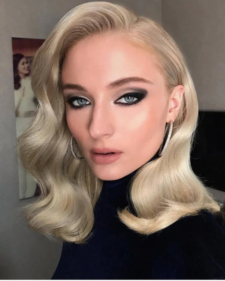 Mlada britanska glumica Sophie Turner često se na društvenim mrežama pojavljuje bez trunke šminke, pokazujući svoju prirodnu ljepotu, što je znatno drukčije od njezinih dramatičnih izdanja u kojima se pojavljuje na glamuroznim događajima. (Foto: Profimedia)