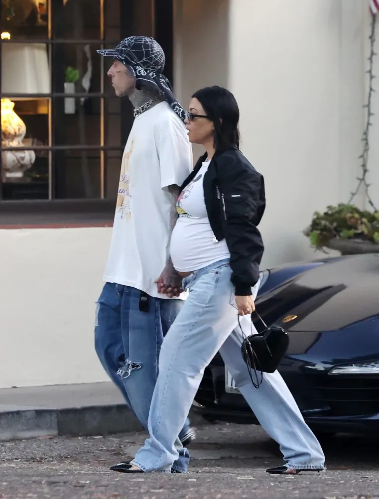 Trudna Kardashianka ljepša nego ikad: Prošetala s poznatim glazbenikom, a ispod majice joj je provirio trbuh