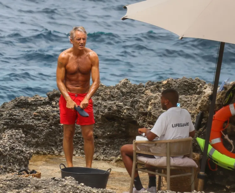 Uživa na plaži u društvu 14 godina mlađe žene: Upoznao ju je dok je ona kao odvjetnica radila na njegovu razvodu