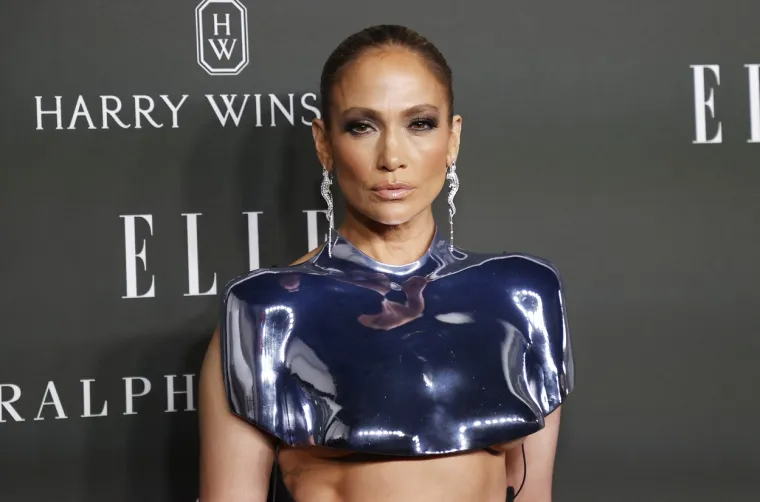 Jennifer Lopez ispod hrabre i neobične kreacije provirio dobar dio grudi, ali i brutalno isklesani trbušnjaci