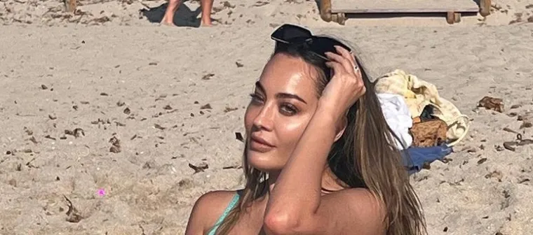 Prekratku roza haljinu još je malo podigla te otkrila puno previše: 'Na toj fotografiji izgledam kao MILF'