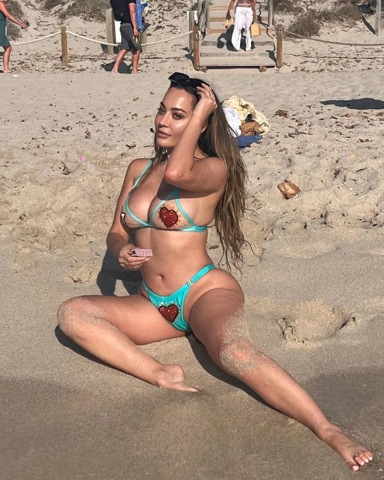 Prekratku roza haljinu još je malo podigla te otkrila puno previše: 'Na toj fotografiji izgledam kao MILF'