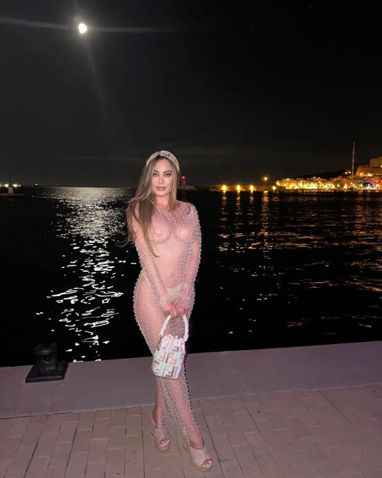 Prekratku roza haljinu još je malo podigla te otkrila puno previše: 'Na toj fotografiji izgledam kao MILF'