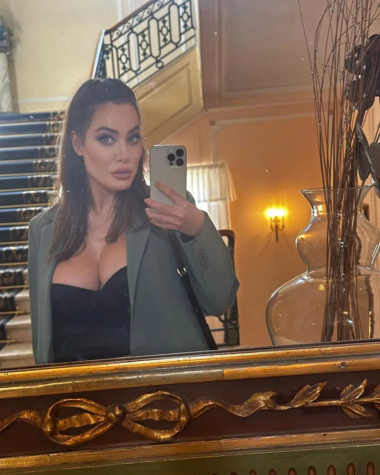 Prekratku roza haljinu još je malo podigla te otkrila puno previše: 'Na toj fotografiji izgledam kao MILF'